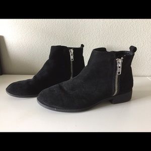 ROUNDED TOE BLACK BOOTIES!